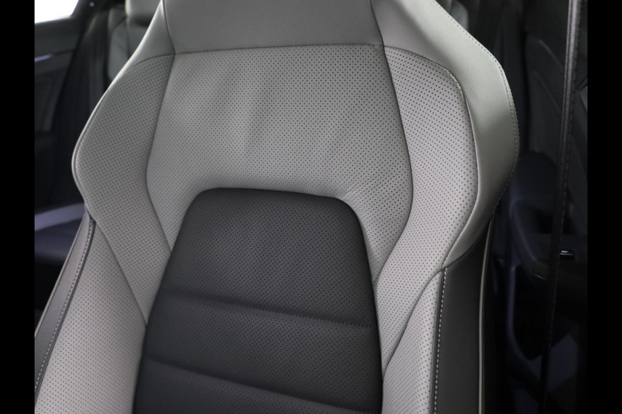 Volkswagen Golf 1.5 eHybrid GTE 272 pk Automaat (DSG) | Private lease vanaf € 782,- pm | Sportpakket | Panoramadak | Lederen bekleding | Elektr. trekhaak | Parkeersensoren | Blackstyle | Stoelverwarming |