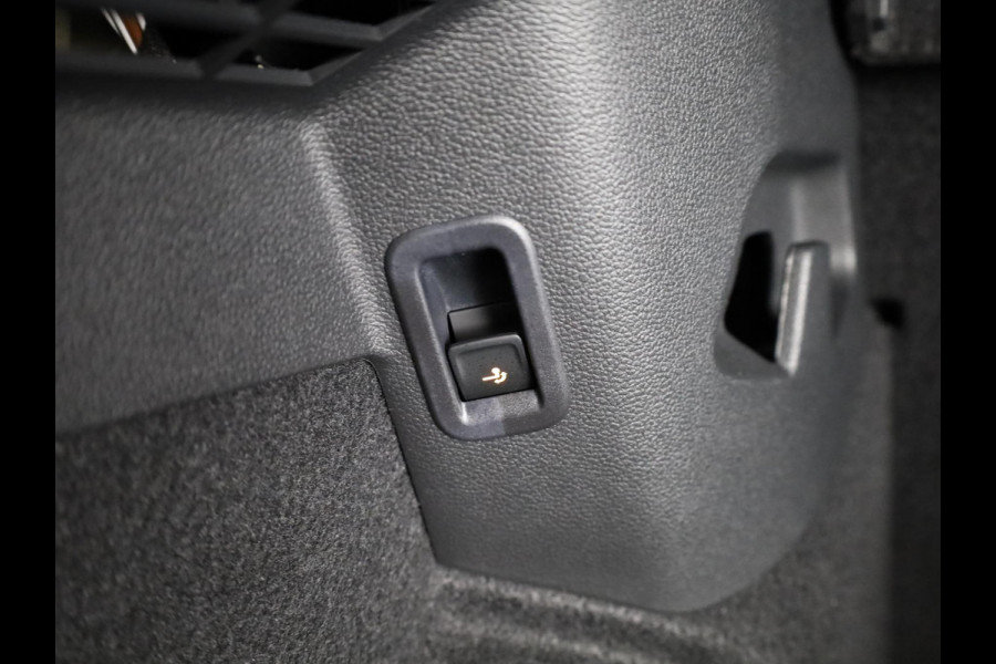 Volkswagen Golf 1.5 eHybrid GTE 272 pk Automaat (DSG) | Private lease vanaf € 782,- pm | Sportpakket | Panoramadak | Lederen bekleding | Elektr. trekhaak | Parkeersensoren | Blackstyle | Stoelverwarming |