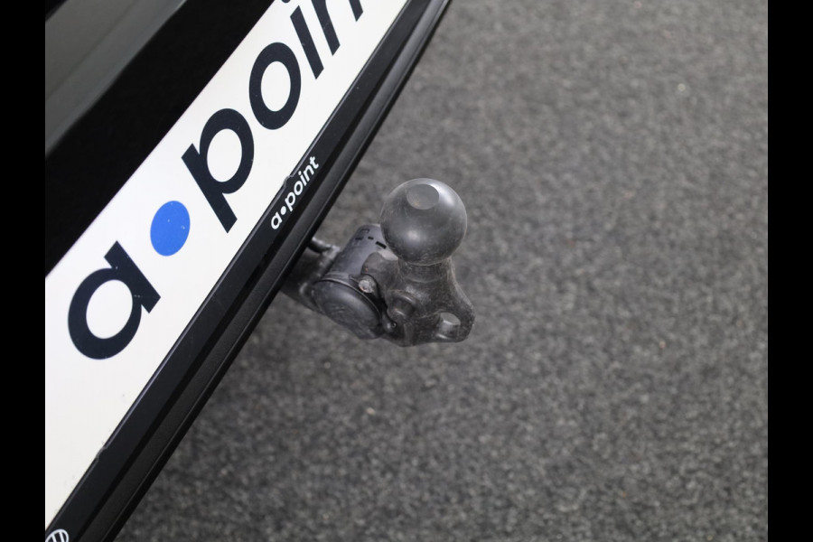 Volkswagen Golf 1.5 eHybrid GTE 272 pk Automaat (DSG) | Private lease vanaf € 782,- pm | Sportpakket | Panoramadak | Lederen bekleding | Elektr. trekhaak | Parkeersensoren | Blackstyle | Stoelverwarming |