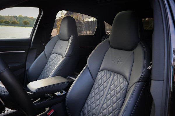 Audi e-tron Sportback 55 quattro 95 kWh | VP EXCL. BTW | NETTO BIJTELLING SLECHTS € 472,- | RS-STOELEN | ADAPTIVE CRUISE | 22" | B&O SURROUND | PANORA GLAS | SFEERVERLICHTING | DUBBEL OPLAADPUNT L+R | ETC.