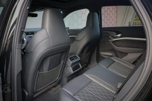 Audi e-tron Sportback 55 quattro 95 kWh | VP EXCL. BTW | NETTO BIJTELLING SLECHTS € 472,- | RS-STOELEN | ADAPTIVE CRUISE | 22" | B&O SURROUND | PANORA GLAS | SFEERVERLICHTING | DUBBEL OPLAADPUNT L+R | ETC.