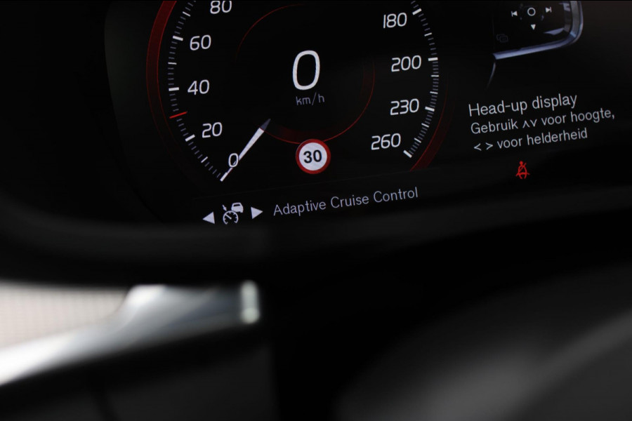 Volvo V60 2.0 T8 Twin Engine AWD R-Design *Pano*H/K*360 Camera*Leder* Volvo V60 2.0 T8 Twin Engine AWD R-Design *Pano*H/K*360 Camera*Leder*