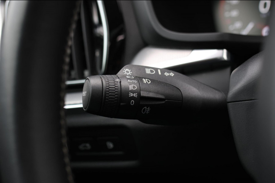 Volvo V60 2.0 T8 Twin Engine AWD R-Design *Pano*H/K*360 Camera*Leder* Volvo V60 2.0 T8 Twin Engine AWD R-Design *Pano*H/K*360 Camera*Leder*