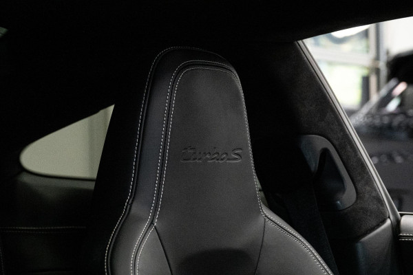 Porsche 911 3.8 Turbo S *Keramisch / Akrapovic / Carbon-interieur / BOSE / Schuif-/kanteldak* Porsche 911 3.8 Turbo S *Keramisch / Akrapovic / Carbon-interieur / BOSE / Schuif-/kanteldak*