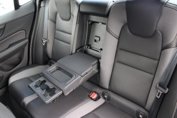 Volvo S60 2.0 B3 R-Design | zuid | Wegklapbare Trekhaak | Lederen Stoelbekleding | Climate Control | Cruise Control | Achteruitrijcamera |