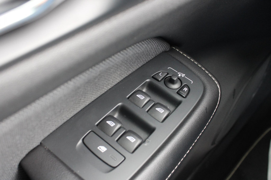 Volvo S60 2.0 B3 R-Design | zuid | Wegklapbare Trekhaak | Lederen Stoelbekleding | Climate Control | Cruise Control | Achteruitrijcamera |