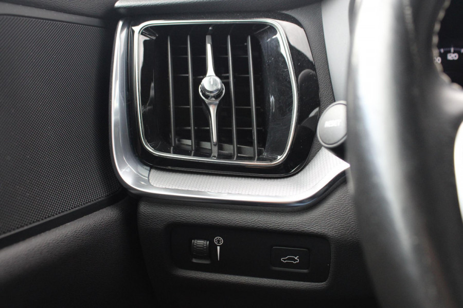 Volvo S60 2.0 B3 R-Design | zuid | Wegklapbare Trekhaak | Lederen Stoelbekleding | Climate Control | Cruise Control | Achteruitrijcamera |