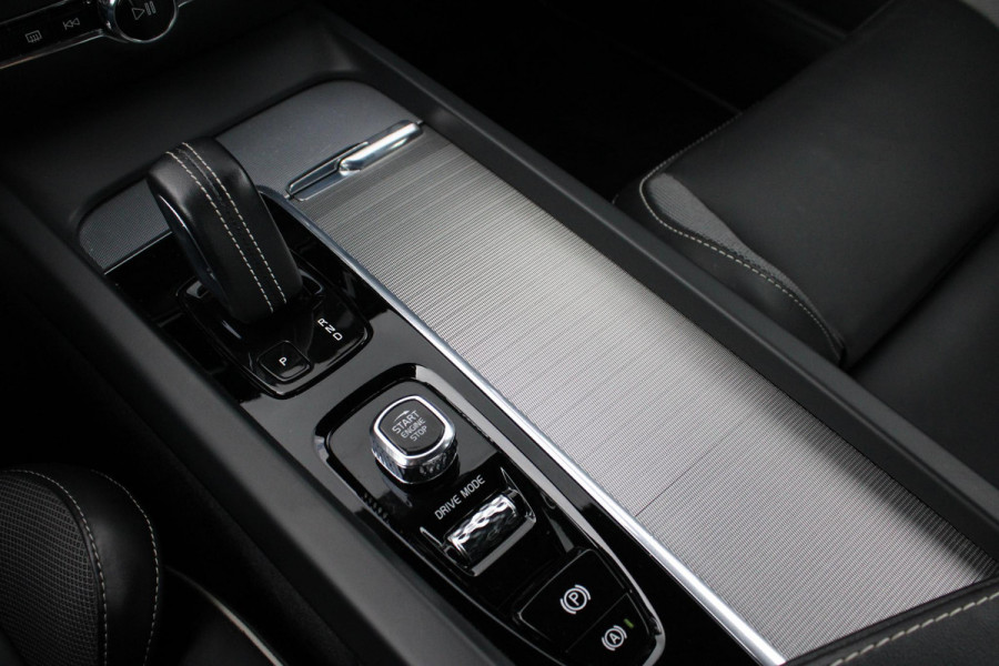 Volvo S60 2.0 B3 R-Design | zuid | Wegklapbare Trekhaak | Lederen Stoelbekleding | Climate Control | Cruise Control | Achteruitrijcamera |