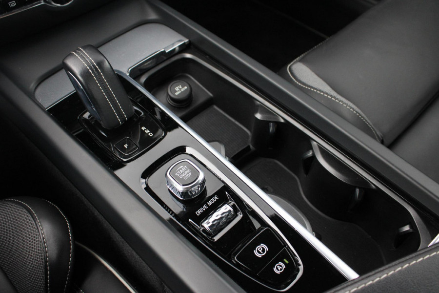 Volvo S60 2.0 B3 R-Design | zuid | Wegklapbare Trekhaak | Lederen Stoelbekleding | Climate Control | Cruise Control | Achteruitrijcamera |