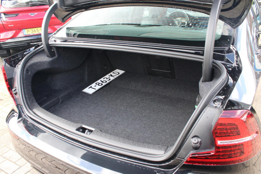 Volvo S60 2.0 B3 R-Design | zuid | Wegklapbare Trekhaak | Lederen Stoelbekleding | Climate Control | Cruise Control | Achteruitrijcamera |