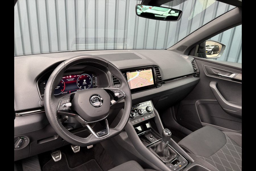 Škoda Karoq 1.5 TSI ACT Sportline Business | Panodak | Trekhaak wegkl. | 360 Camera | 19'' | Elk. A-klep | Prijs Rijklaar!! Škoda Karoq 1.5 TSI ACT Sportline Business | Panodak | Trekhaak wegkl. | 360 Camera | 19'' | Elk. A-klep | Prijs Rijklaar!!