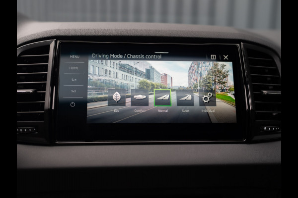 Škoda Karoq 1.5 TSI ACT Sportline Business | Panodak | Trekhaak wegkl. | 360 Camera | 19'' | Elk. A-klep | Prijs Rijklaar!! Škoda Karoq 1.5 TSI ACT Sportline Business | Panodak | Trekhaak wegkl. | 360 Camera | 19'' | Elk. A-klep | Prijs Rijklaar!!