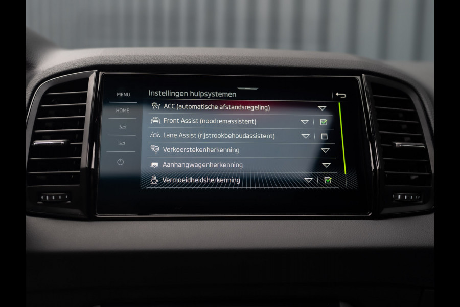 Škoda Karoq 1.5 TSI ACT Sportline Business | Panodak | Trekhaak wegkl. | 360 Camera | 19'' | Elk. A-klep | Prijs Rijklaar!! Škoda Karoq 1.5 TSI ACT Sportline Business | Panodak | Trekhaak wegkl. | 360 Camera | 19'' | Elk. A-klep | Prijs Rijklaar!!