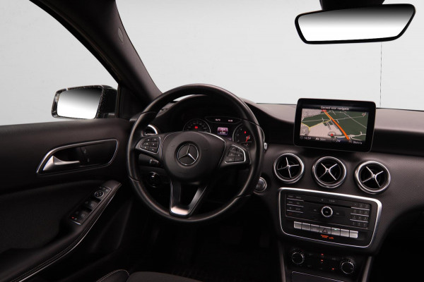 Mercedes-Benz A-Klasse 180 Business Solution AMG Aut.|19 Inch Camera Cruise Control led koplampen Navigatie Carplay & Android Auto Mercedes-Benz A-Klasse 180 Business Solution AMG Aut.|19 Inch Camera Cruise Control led koplampen Navigatie Carplay & Android Auto