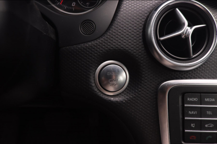 Mercedes-Benz A-Klasse 180 Business Solution AMG Aut.|19 Inch Camera Cruise Control led koplampen Navigatie Carplay & Android Auto Mercedes-Benz A-Klasse 180 Business Solution AMG Aut.|19 Inch Camera Cruise Control led koplampen Navigatie Carplay & Android Auto