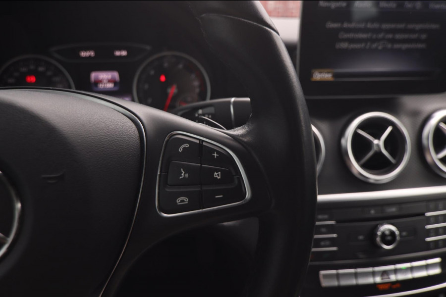 Mercedes-Benz A-Klasse 180 Business Solution AMG Aut.|19 Inch Camera Cruise Control led koplampen Navigatie Carplay & Android Auto Mercedes-Benz A-Klasse 180 Business Solution AMG Aut.|19 Inch Camera Cruise Control led koplampen Navigatie Carplay & Android Auto