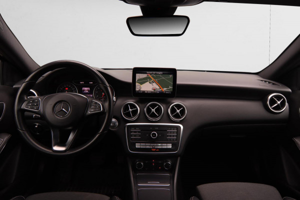 Mercedes-Benz A-Klasse 180 Business Solution AMG Aut.|19 Inch Camera Cruise Control led koplampen Navigatie Carplay & Android Auto Mercedes-Benz A-Klasse 180 Business Solution AMG Aut.|19 Inch Camera Cruise Control led koplampen Navigatie Carplay & Android Auto
