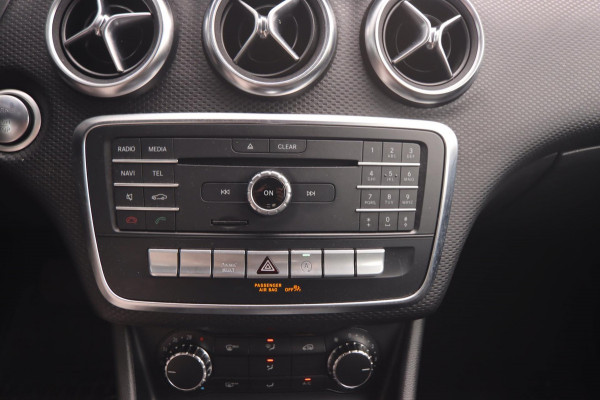 Mercedes-Benz A-Klasse 180 Business Solution AMG Aut.|19 Inch Camera Cruise Control led koplampen Navigatie Carplay & Android Auto Mercedes-Benz A-Klasse 180 Business Solution AMG Aut.|19 Inch Camera Cruise Control led koplampen Navigatie Carplay & Android Auto