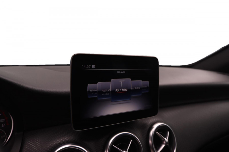 Mercedes-Benz A-Klasse 180 Business Solution AMG Aut.|19 Inch Camera Cruise Control led koplampen Navigatie Carplay & Android Auto Mercedes-Benz A-Klasse 180 Business Solution AMG Aut.|19 Inch Camera Cruise Control led koplampen Navigatie Carplay & Android Auto