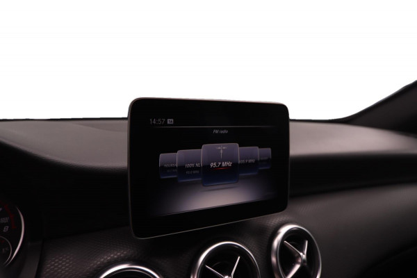 Mercedes-Benz A-Klasse 180 Business Solution AMG Aut.|19 Inch Camera Cruise Control led koplampen Navigatie Carplay & Android Auto Mercedes-Benz A-Klasse 180 Business Solution AMG Aut.|19 Inch Camera Cruise Control led koplampen Navigatie Carplay & Android Auto