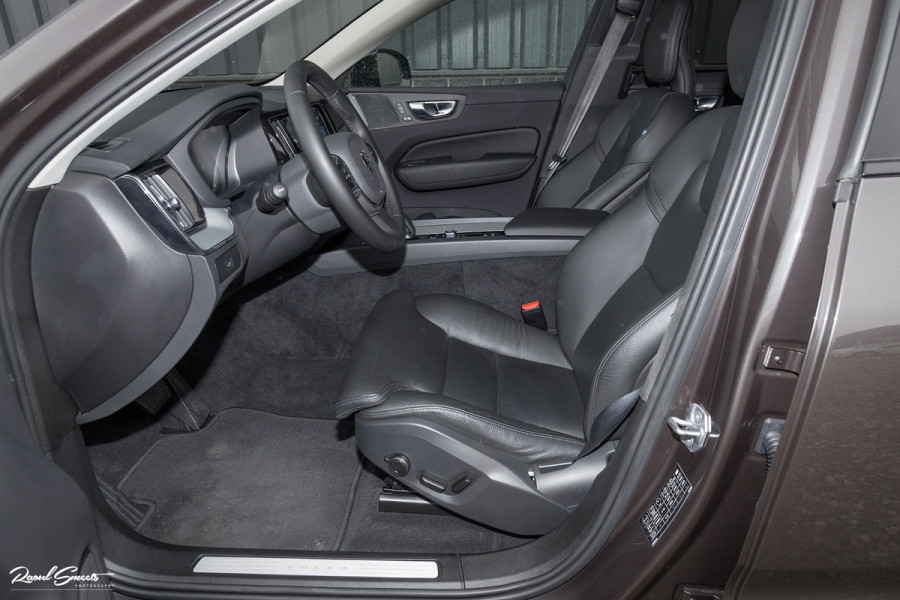 Volvo XC60 2.0 B4 R-Design | Harman Kardon | Adaptieve cruise | Memory | Achterbank verwarmd |