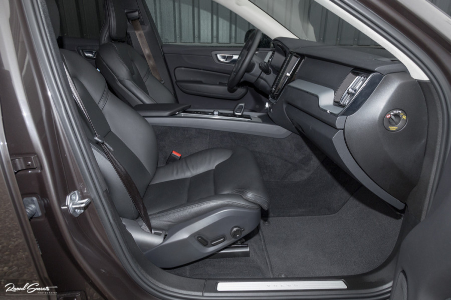 Volvo XC60 2.0 B4 R-Design | Harman Kardon | Adaptieve cruise | Memory | Achterbank verwarmd |