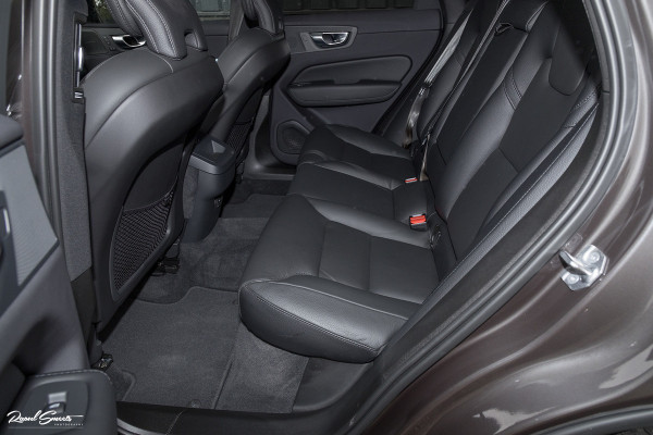 Volvo XC60 2.0 B4 R-Design | Harman Kardon | Adaptieve cruise | Memory | Achterbank verwarmd |