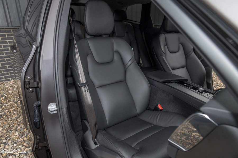 Volvo XC60 2.0 B4 R-Design | Harman Kardon | Adaptieve cruise | Memory | Achterbank verwarmd |