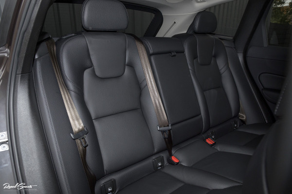 Volvo XC60 2.0 B4 R-Design | Harman Kardon | Adaptieve cruise | Memory | Achterbank verwarmd |