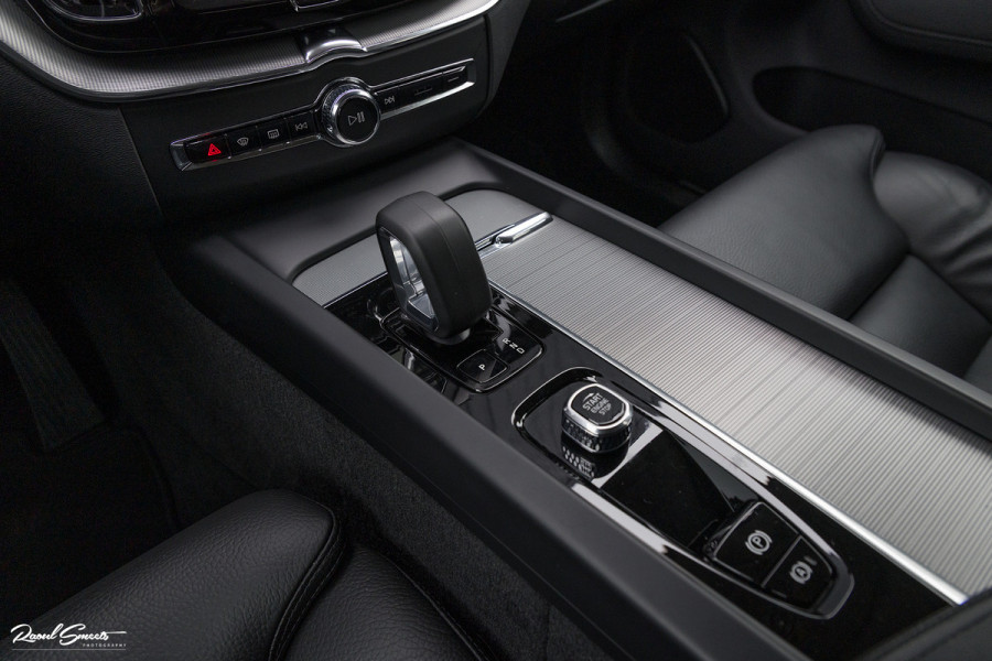 Volvo XC60 2.0 B4 R-Design | Harman Kardon | Adaptieve cruise | Memory | Achterbank verwarmd |