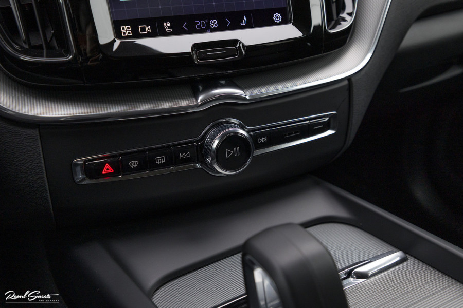 Volvo XC60 2.0 B4 R-Design | Harman Kardon | Adaptieve cruise | Memory | Achterbank verwarmd |