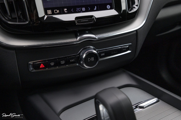 Volvo XC60 2.0 B4 R-Design | Harman Kardon | Adaptieve cruise | Memory | Achterbank verwarmd |