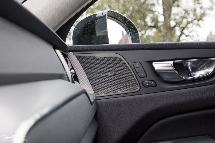 Volvo XC60 2.0 B4 R-Design | Harman Kardon | Adaptieve cruise | Memory | Achterbank verwarmd |