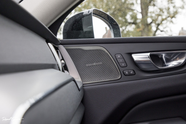 Volvo XC60 2.0 B4 R-Design | Harman Kardon | Adaptieve cruise | Memory | Achterbank verwarmd |