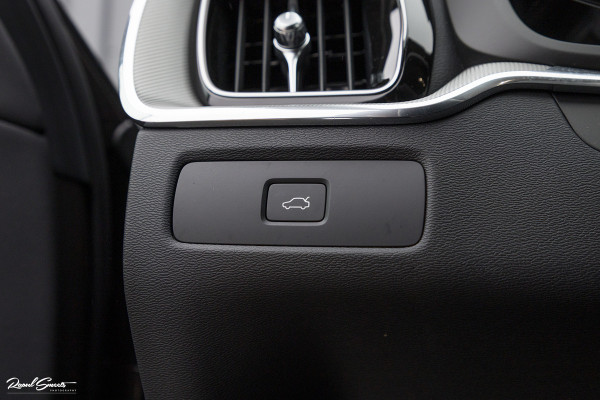 Volvo XC60 2.0 B4 R-Design | Harman Kardon | Adaptieve cruise | Memory | Achterbank verwarmd |