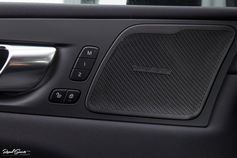 Volvo XC60 2.0 B4 R-Design | Harman Kardon | Adaptieve cruise | Memory | Achterbank verwarmd |