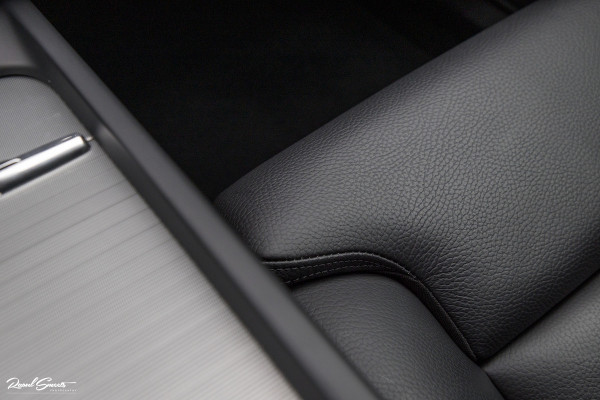 Volvo XC60 2.0 B4 R-Design | Harman Kardon | Adaptieve cruise | Memory | Achterbank verwarmd |