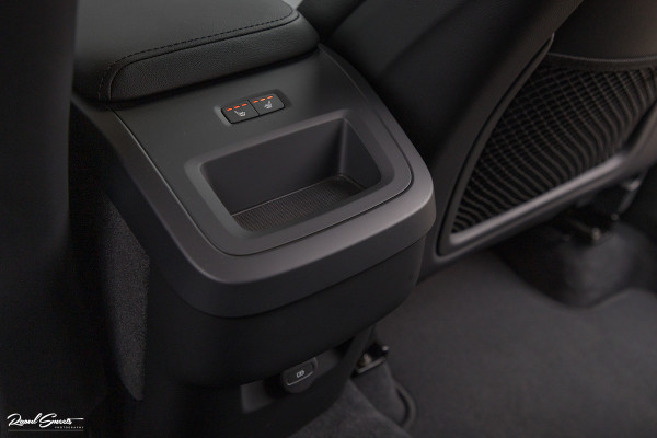 Volvo XC60 2.0 B4 R-Design | Harman Kardon | Adaptieve cruise | Memory | Achterbank verwarmd |