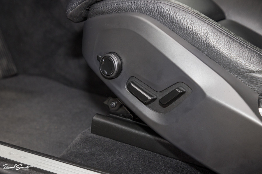 Volvo XC60 2.0 B4 R-Design | Harman Kardon | Adaptieve cruise | Memory | Achterbank verwarmd |