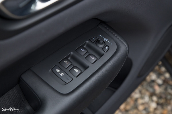 Volvo XC60 2.0 B4 R-Design | Harman Kardon | Adaptieve cruise | Memory | Achterbank verwarmd |