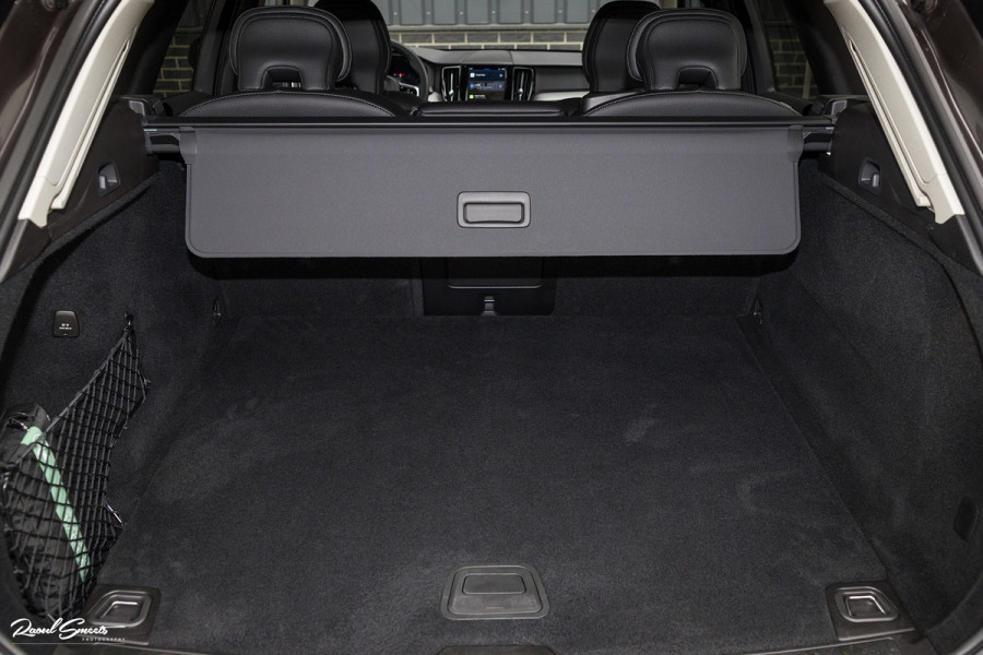 Volvo XC60 2.0 B4 R-Design | Harman Kardon | Adaptieve cruise | Memory | Achterbank verwarmd |