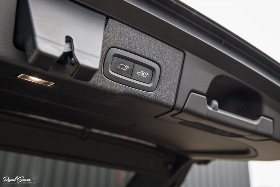 Volvo XC60 2.0 B4 R-Design | Harman Kardon | Adaptieve cruise | Memory | Achterbank verwarmd |
