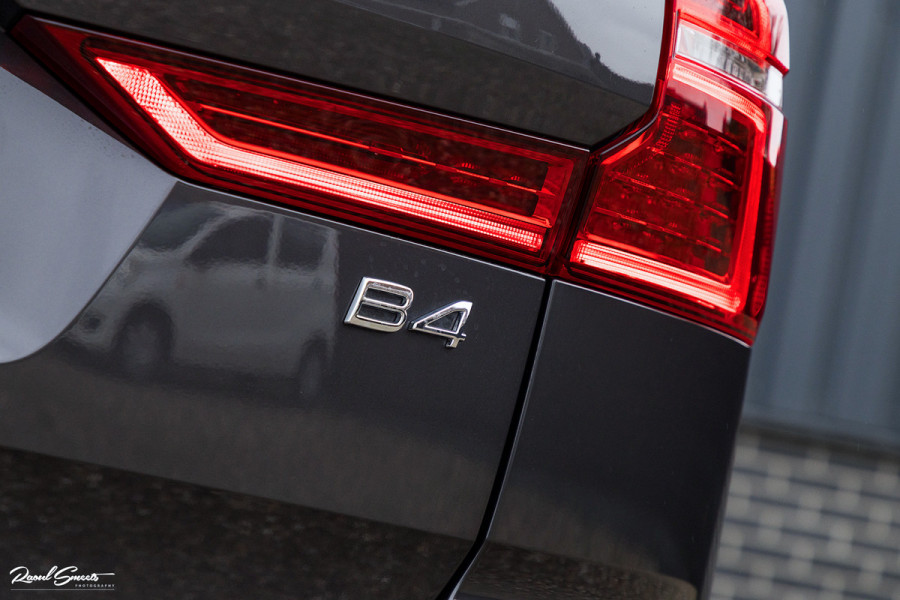 Volvo XC60 2.0 B4 R-Design | Harman Kardon | Adaptieve cruise | Memory | Achterbank verwarmd |