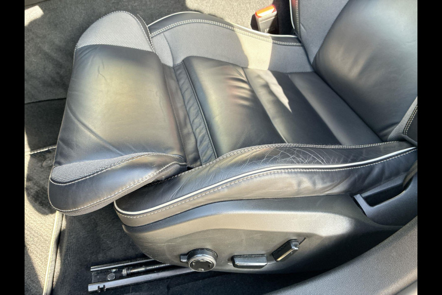 Volvo V60 2.0 T6 Recharge AWD R-Design 341PK! | Stoel- stuurverwarming | Lederen Sportstoelen | Park Assist | Adapt Cruise Control Volvo V60 2.0 T6 Recharge AWD R-Design 341PK! | Stoel- stuurverwarming | Lederen Sportstoelen | Park Assist | Adapt Cruise Control