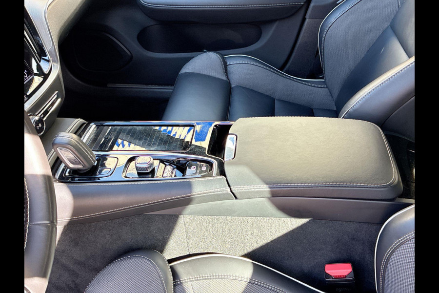 Volvo V60 2.0 T6 Recharge AWD R-Design 341PK! | Stoel- stuurverwarming | Lederen Sportstoelen | Park Assist | Adapt Cruise Control Volvo V60 2.0 T6 Recharge AWD R-Design 341PK! | Stoel- stuurverwarming | Lederen Sportstoelen | Park Assist | Adapt Cruise Control