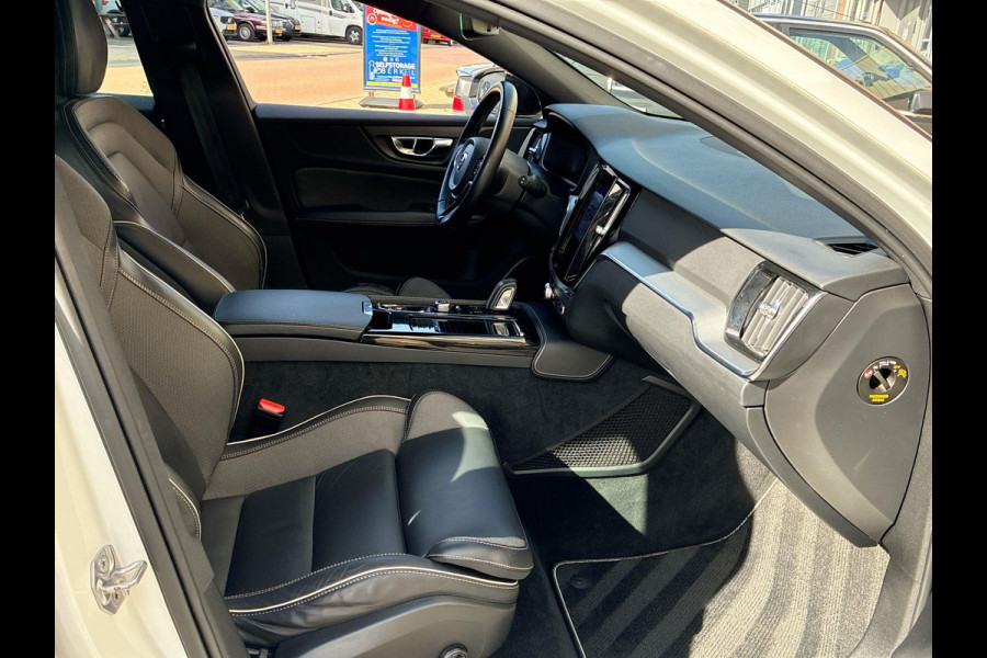 Volvo V60 2.0 T6 Recharge AWD R-Design 341PK! | Stoel- stuurverwarming | Lederen Sportstoelen | Park Assist | Adapt Cruise Control Volvo V60 2.0 T6 Recharge AWD R-Design 341PK! | Stoel- stuurverwarming | Lederen Sportstoelen | Park Assist | Adapt Cruise Control