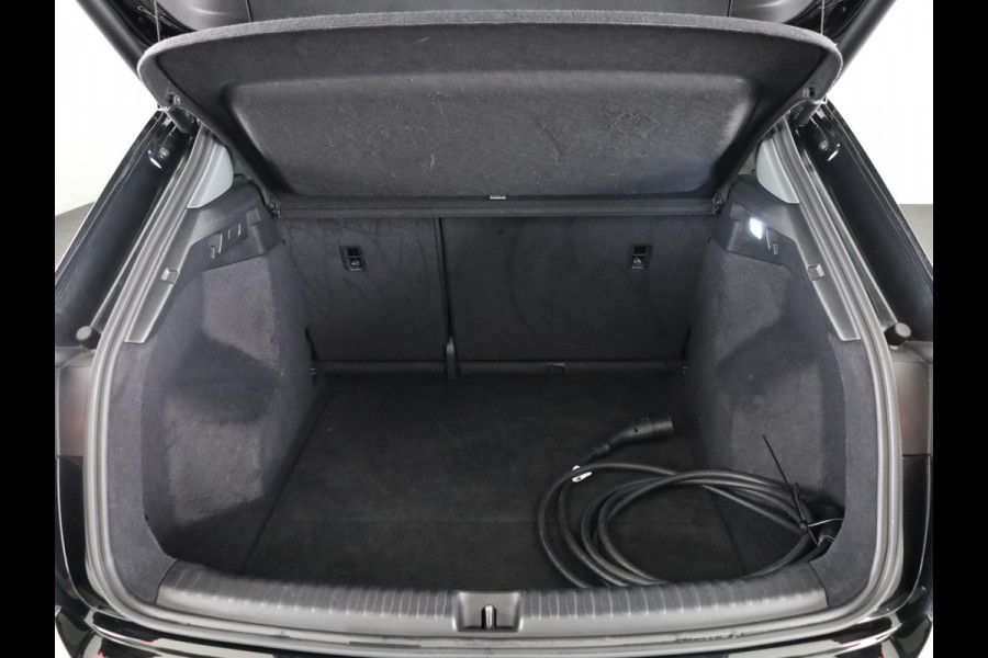 Audi Q4 e-tron 40 Launch edition Advanced 77 kWh 204 pk | Navigatie | Warmtepomp | Parkeersensoren | Achteruitrijcamera | Adaptieve cruise control | Stoelverwarming |