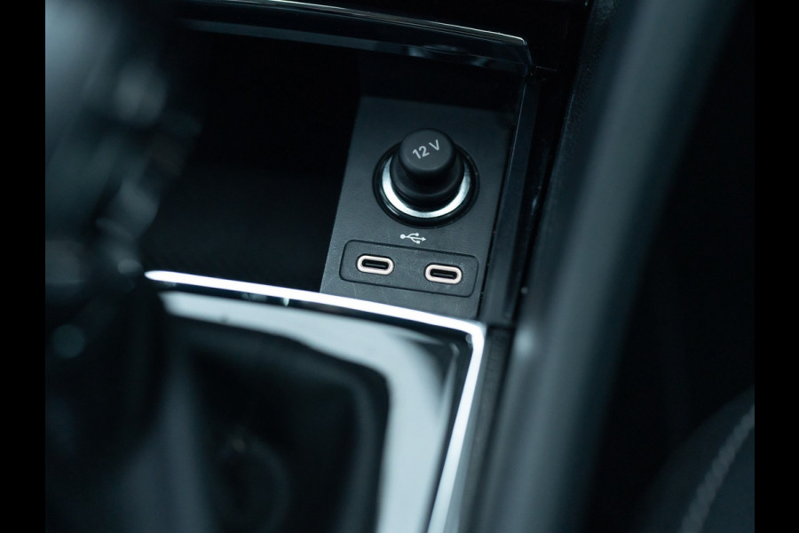 Škoda Karoq 1.5 TSI ACT Business Edition Plus | Keyless | Camera | Elk. A-klep | Adapt. Cr. | Prijs Rijklaar!!