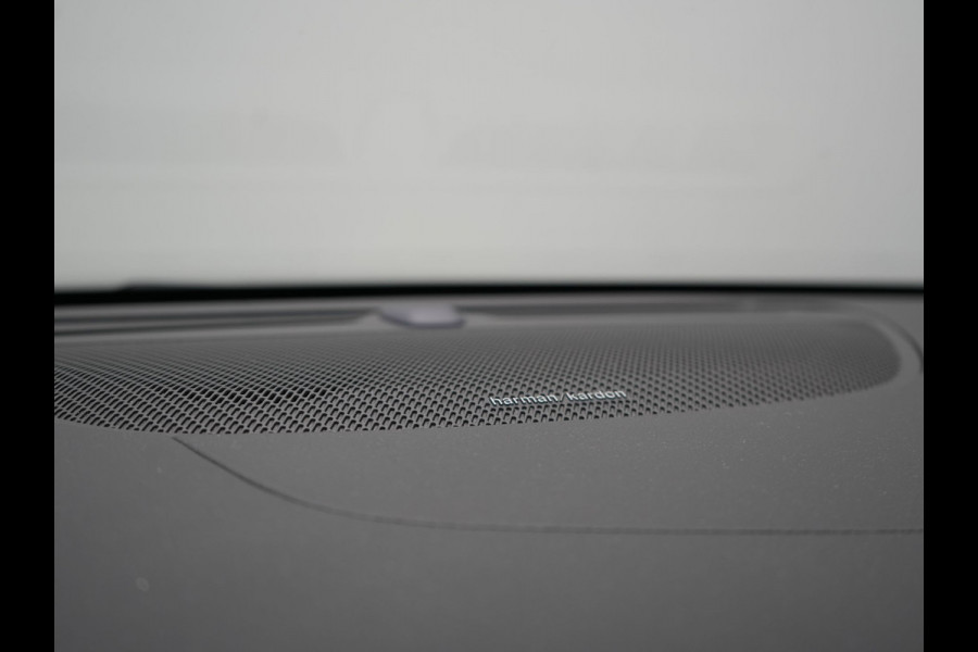 Volvo V60 2.0 T6 Recharge AWD Inscription Plug In Hybrid 350pk PHEV | Trekhaak Af Fabriek | Panodak | Adaptive Cruise | Adaptive LED | Harman & Kardon |  Lederen Sportstoelen Memory & Verwarmd | Blis | Apple Carplay | Pilot Assist | Navigatie | Virtual |