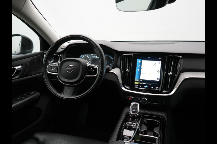 Volvo V60 2.0 T6 Recharge AWD Inscription Plug In Hybrid 350pk PHEV | Trekhaak Af Fabriek | Panodak | Adaptive Cruise | Adaptive LED | Harman & Kardon |  Lederen Sportstoelen Memory & Verwarmd | Blis | Apple Carplay | Pilot Assist | Navigatie | Virtual |
